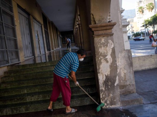 FOTOS: El suplicio de los venezolanos por agua y combustible en cuarentena