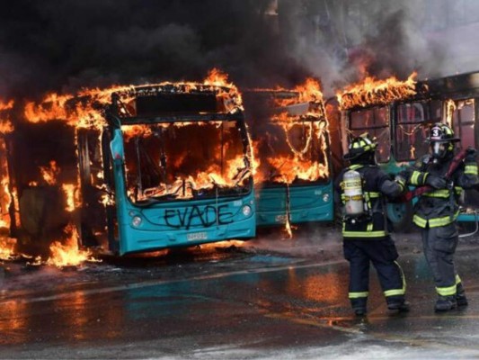 FOTOS: Vehículos incendiados y muertos tras manifestaciones en Chile