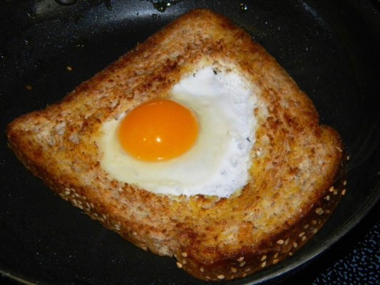 Una forma diferente de comer huevos estrellados