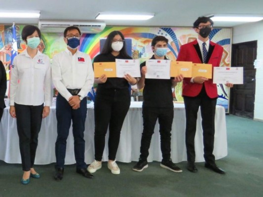 Premian a ganadores del concurso de Cuentos en Chino Mandarín