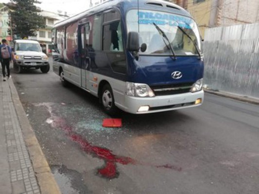 Rastros de sangre y destrozos: Así quedó el bus tiroteado en barrio Guanacaste
