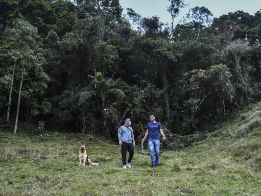 Helio Neto, sobreviviente de la tragedia aérea del Chapeoense, visitó la zona donde murieron sus compañeros tras conmemorarse cinco años del accidente