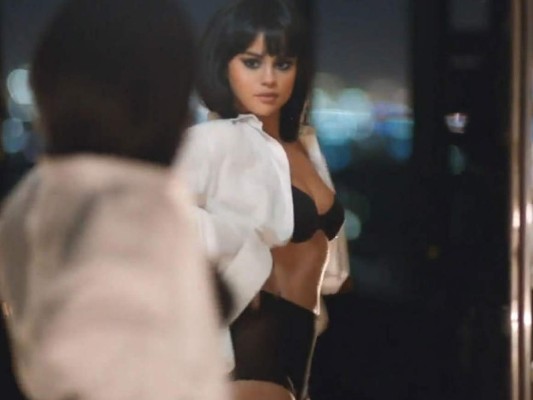 Selena Gomez se pasea en lencería y no deja nada a la imaginación