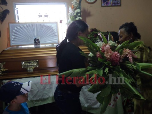 'Venían de la iglesia con las niñas, alegres', dice vecina de exedil que asesinó a su esposa