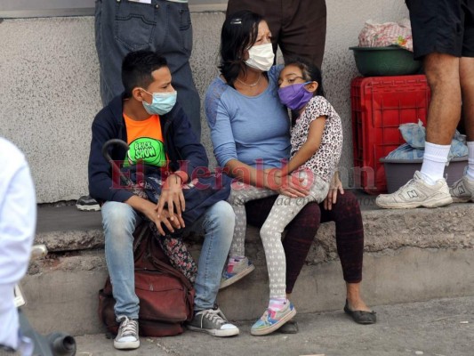 Unos en orden y otros sin acatar medidas, así acuden capitalinos a abastecerse