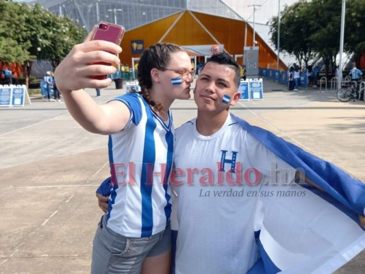 Bellas aficionadas catrachas se robaron las miradas en el BBVA Compass para el Honduras-Panamá