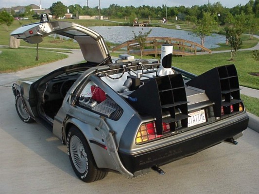 El DeLorian, el afamado carro de Back to the Future, que sigue viajando por el tiempo