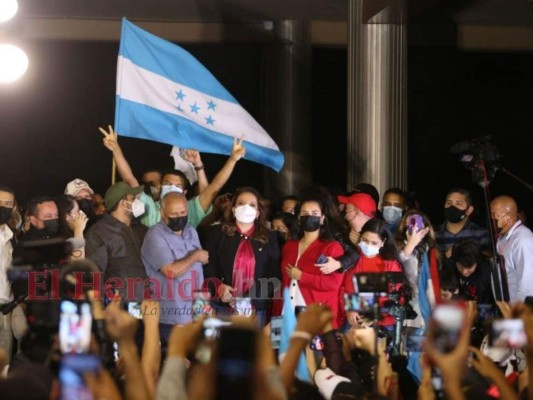 Con algarabía y ovaciones reciben a Xiomara Castro en los bajos del Congreso Nacional
