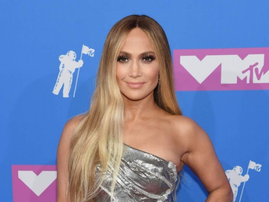 Jennifer López deslumbró con vestido plateado en los MTV Video Music Awards 2018