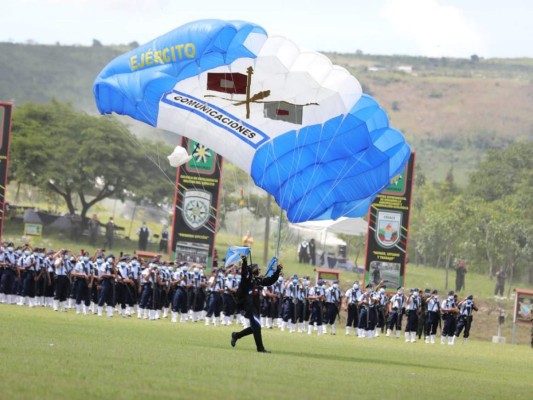Show de paracaidistas conquista celebración de independencia (FOTOS)