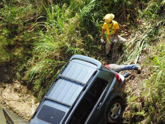 Lanzan carro con cadáver de salvadoreño al río Humuya