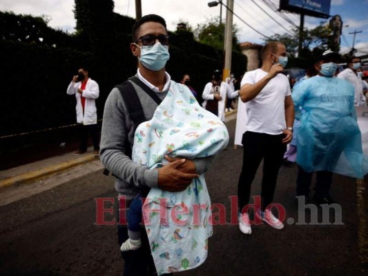 César Montoya llegó a la protesta cargando a su bebé de seis meses. Foto: Emilio Flores/El Heraldo