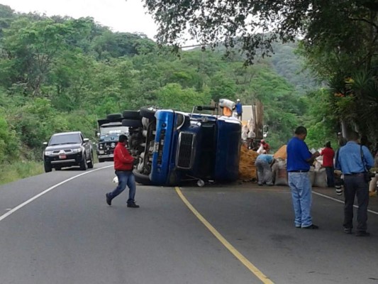 Honduras: Rastra cargada vuelca en carretera a Olancho
