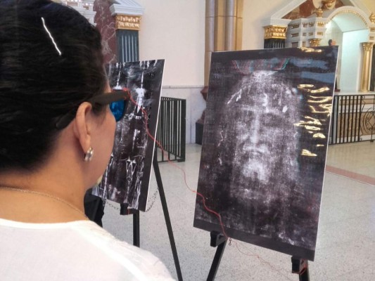 Fieles católicos abarrotan la Basílica Menor de Suyapa por llegada de Sábana Santa