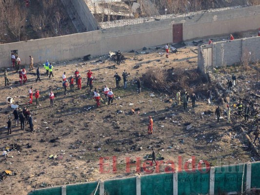 Cuerpos carbonizados y escombros, impactante escena del avión accidentado en Irán