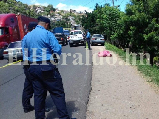 Honduras: Desde vehículo en marcha lanzan un cuerpo encostalado