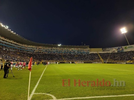 Partido Honduras-El Salvador fue interrumpido por problemas en el alumbrado
