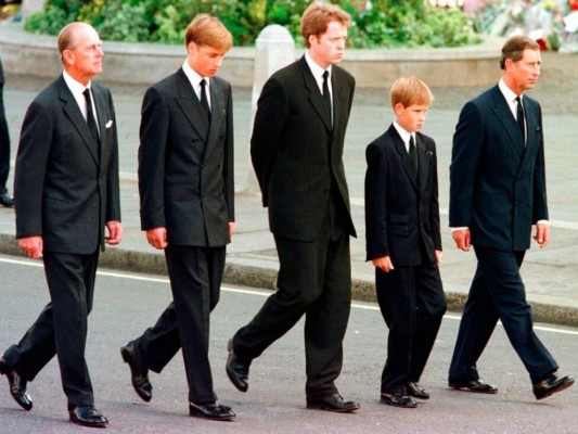 Príncipes Harry y William rinden homenaje a su abuelo, el difunto duque de Edimburgo  