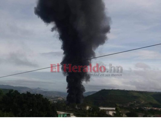 FOTOS: Así se ve pavoroso incendio tras fatal accidente de rastra en carretera al sur