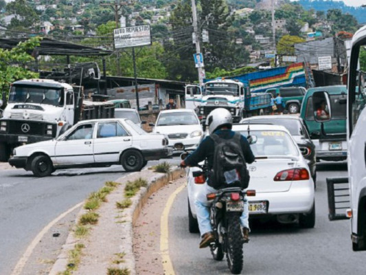 Infierno vehicular y desorden sigue vigente en salida a oriente