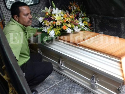 Muere obrero que había sido rescatado tras que lo soterrara un alud de tierra