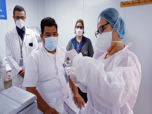 Así recibió la vacuna contra el coronavirus el personal de salud de El Salvador (Fotos)