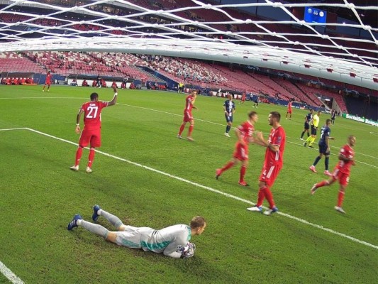 VIDEO: La increíble falla de Mbappé