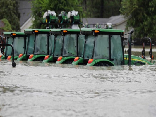 El dilema ante Harvey: ¿quedarse o salir a la carretera?