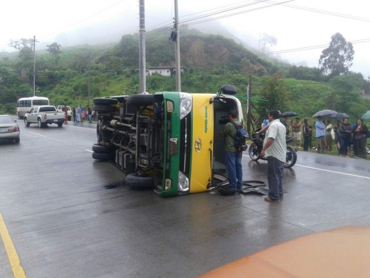 Diez lesionados en vuelco de rapidito