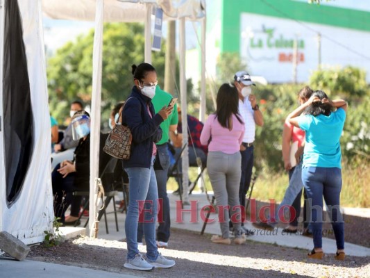 El colapso vuelve a agobiar centros de triaje en la capital (FOTOS)