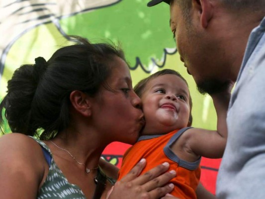 El pequeño, Johan Bueso Montecinos, llegó en avión a San Pedro Sula, pero en un principio no reconoció a sus padres. Foto: AP