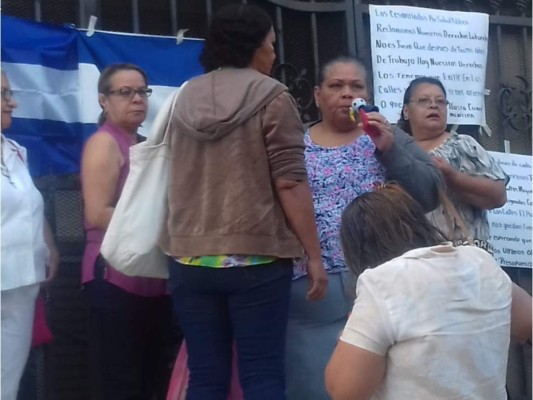Jubilados se toman la Secretaría de Salud exigiendo pago de su cesantía