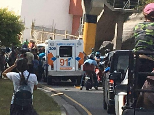 Al menos dos personas muertas y varios heridos deja aparatoso accidente en el bulevar Fuerzas Armadas