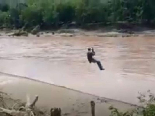 VIDEO: Con riesgo de caer, hondureños cruzan río colgados de una cuerda en Santa Bárbara    