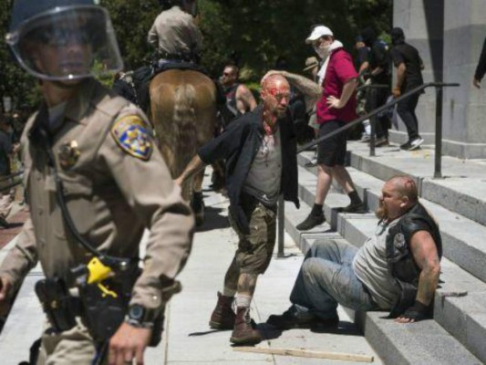 California: Choque de neonazis y opositores deja 10 heridos