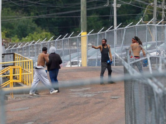 Estados Unidos negará ciudadanía a migrantes que reciban ayudas