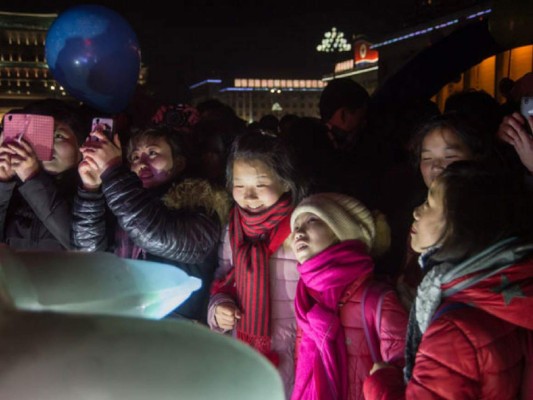 Fotogalería: Corea del Norte exhibe versión de hielo de misil intercontinental