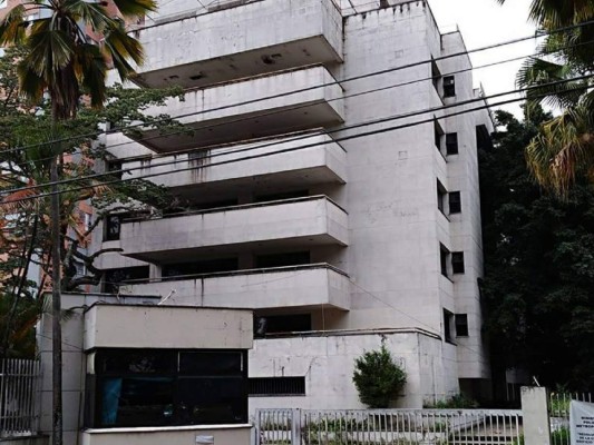 Captan supuesto fantasma de Pablo Escobar rondando edificio Mónaco en Medellín, Colombia