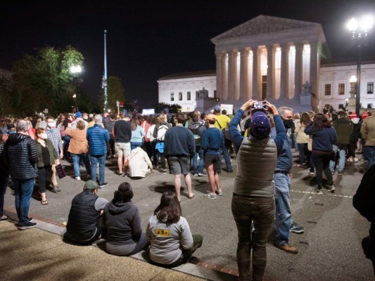 Personas se reúnen en la Corte Suprema para recordar a la fallecida juez Ruth Bader Ginsburg, el sábado 19 de septiembre de 2020 en Washington. (AP Foto/Cliff Owen)