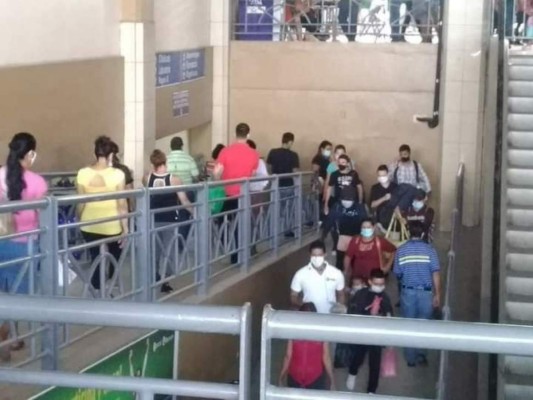 Pese a rebrote de covid-19, hondureños abarrotan terminales de buses  