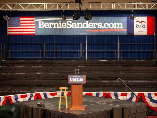 Se prepara un podio vacío en el escenario para el candidato presidencial demócrata al senador Bernie Sanders antes del evento Caucus Night Celebration en Des Moines, Iowa, el 3 de febrero de 2020. / AFP / Kerem Yucel