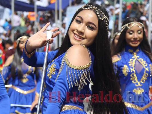 FOTOS: Los rostros más bellos de las jóvenes en los desfiles patrios