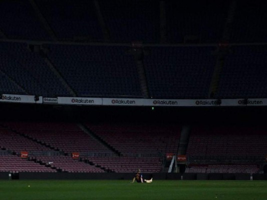 Las fotos más tristes de Andrés Iniesta en el Camp Nou en su adiós al Barcelona