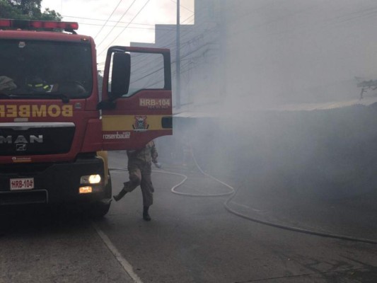 Dramáticas fotos del incendio en el mercado Guamilito, icónico en San Pedro Sula