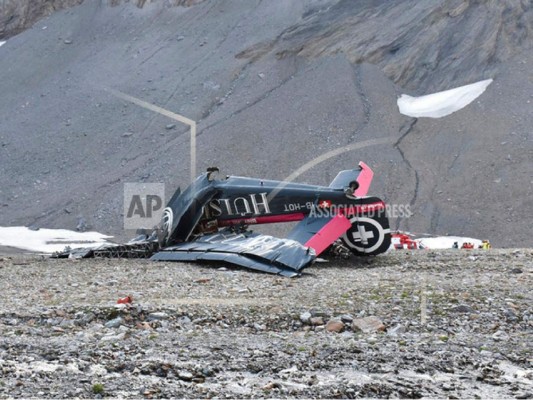 Esta fotografía proporcionada por la policía del Cantón de los Grisones muestra el lugar del accidente del antiguo avión a hélice Ju-52. Foto AP