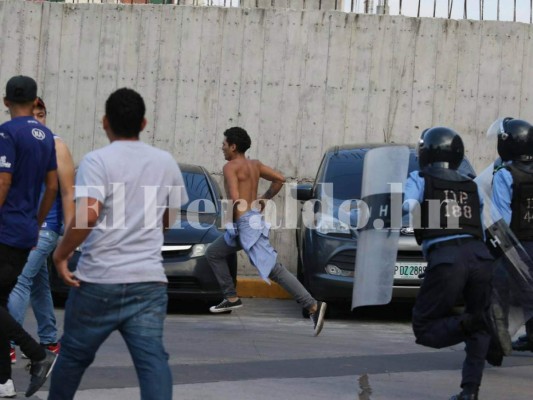 Heridos y detenidos deja enfrentamiento de barras en el clásico Olimpia vs Motagua en el Nacional de Tegucigalpa