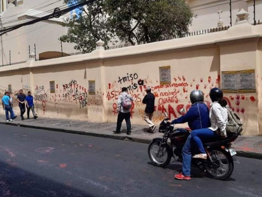 FOTOS: Manchan Catedral de Tegucigalpa en marcha por Día de la Mujer