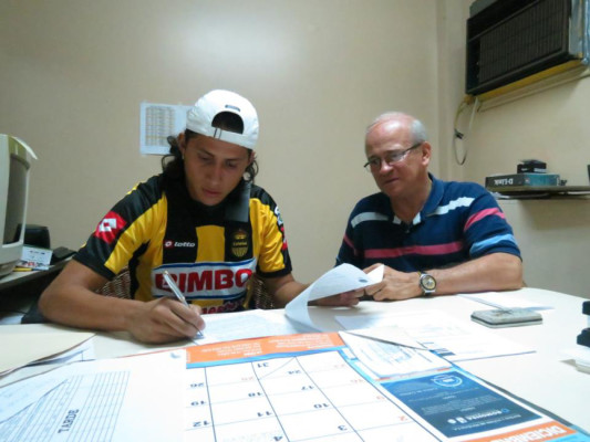 Aldo Oviedo firmó por 5 años con Real España