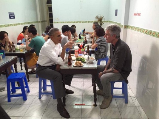 Obama cena por seis dólares con Anthony Bourdain en restaurante en Vietnam