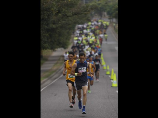 Maratón: Agentes de Tránsito corren 'a exceso de velocidad'